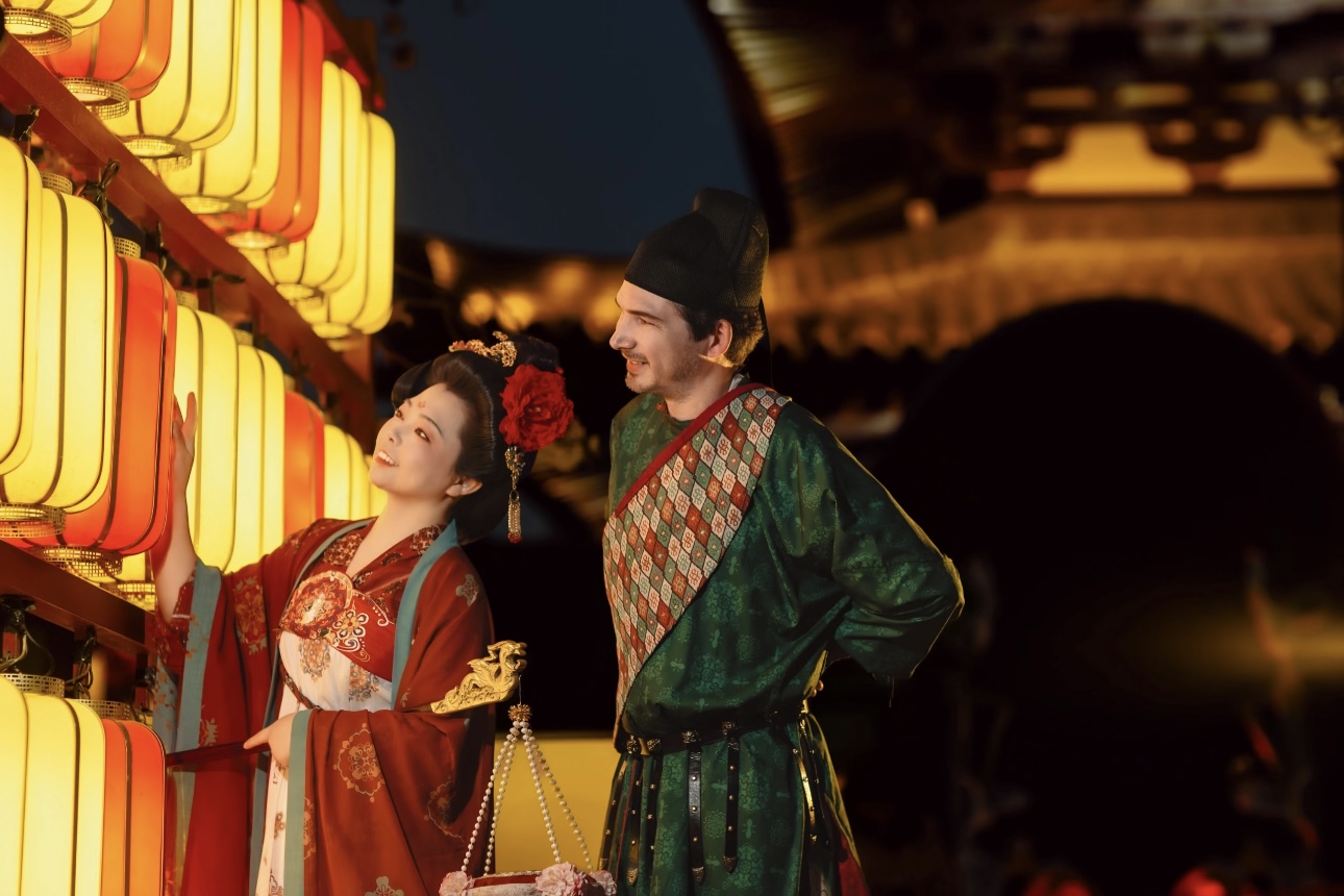 Traditional Hanfu Dress-Up in Ancient Chang'an